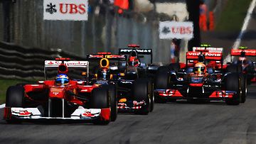 Ferrarin Fernando Alonso ja Red Bullin Sebastian Vettel kisaavat Italian GP:n kärkipaikasta.