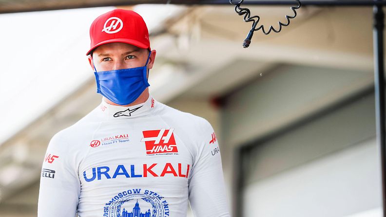 Haas-kuljettaja Nikita Mazepin kävelee varikolla Espanjan GP:ssä