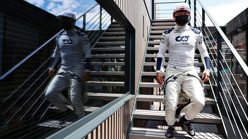 AlphaTauri-kuljettaja Yuki Tsunoda kävelee varikolla Espanjan GP:ssä