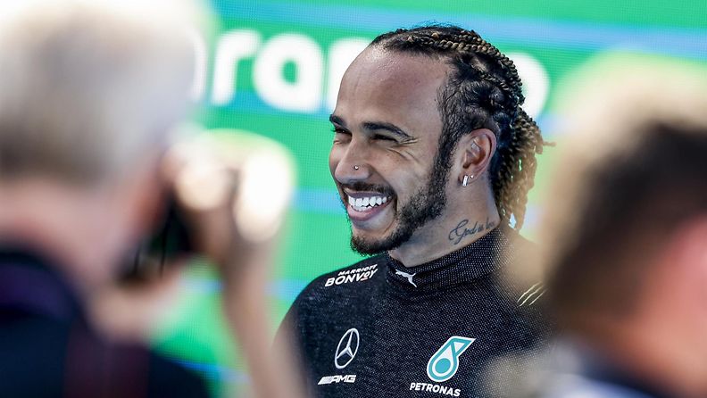 Lewis Hamilton hymyilee sadannen paalupaikkansa jälkeen