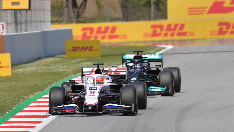 Lewis Hamilton seuraa Nikita Mazepiniä Espanjan GP:ssä