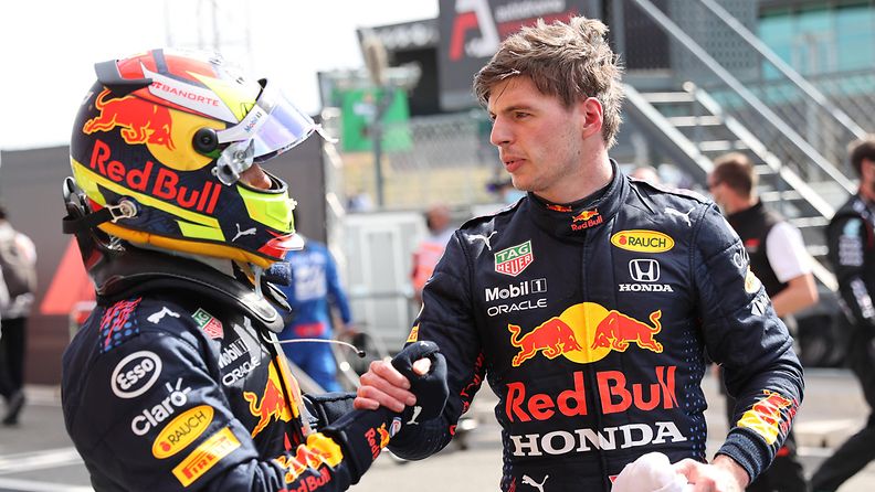 Sergio Pérez ja Max Verstappen kättelevät Portugalin GP:n jälkeen