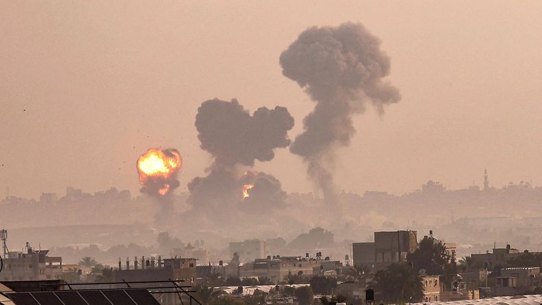 Israelin ilmaiskut aiheuttivat räjähdyksiä Gazassa.