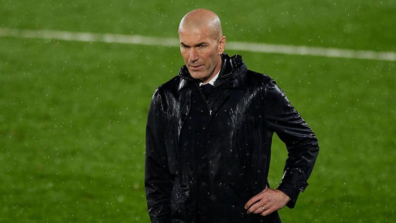 Real Madridin päävalmentaja Zinedine Zidane kuvattuna kentänlaidalla.