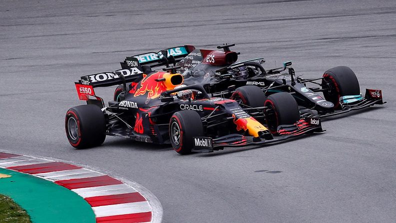 Max Verstappen ja Lewis Hamilton taistelevat sijoituksesta Espanjan GP:ssä