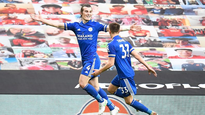 Leicesterin Caglar Soyuncu ja Luke Thomas juhlivat maalia ManUa vastaan