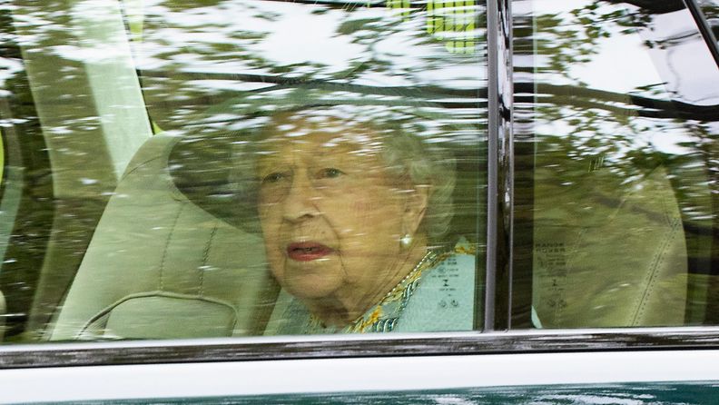 Kuningatar Elisabet II poistuu Buckinghamin palatsista osallistuakseen parlamentin istuntokauden avaukseen Lontoossa.