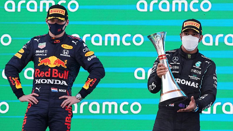 Max Verstappen ja Lewis Hamilton Espanjan GP:n palkintokorokkeella 2021.
