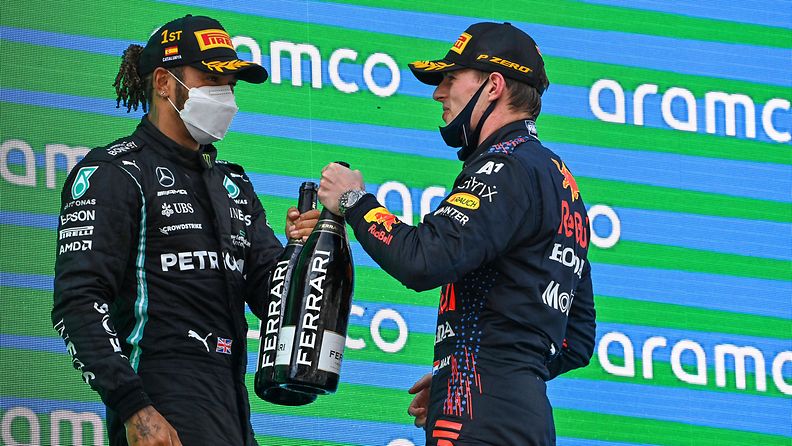 Lewis Hamilton ja Max Verstappen Espanjan GP:n palkintokorokkeella 2021