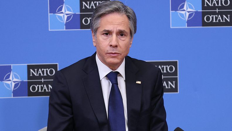 Anthony Blinken puhuu Naton kokouksessa Brysselissä.