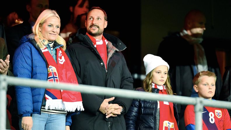 AOP Mette-Marit ja Haakon jalkapallo-ottelussa