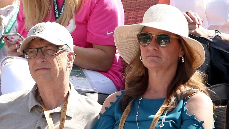Bill Gates ja Melinda Gates katsomassa tennistä.