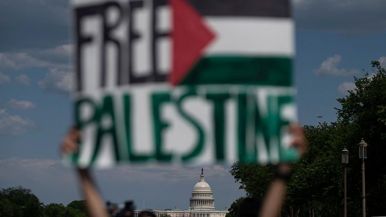 Ihmiset osoittavat mieltään Yhdysvalloissa Palestiinan puolesta.
