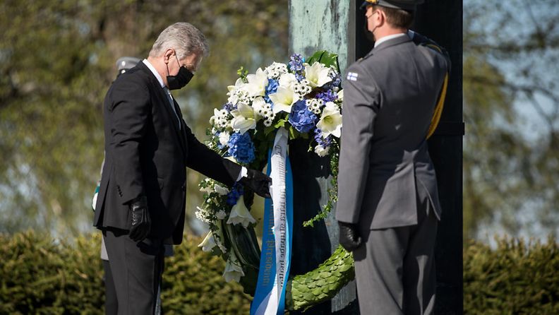 Tasavallan presidentti Sauli Niinistö laski seppeleen Sankariristille Hietaniemen hautausmaalla kaatuneitten muistopäivän kunniaksi.