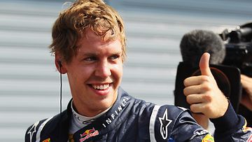 Sebastian Vettel juhlii paalupaikkaa
