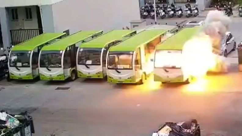 Sähköbussi räjähti liekkeihin Kiinassa – katso, kuinka viisi linja-autoa tuhoutui hetkessä