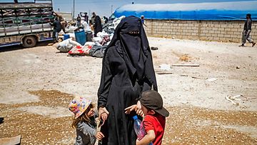 Lapsia ja äiti al-Holin leirillä Syyriassa.