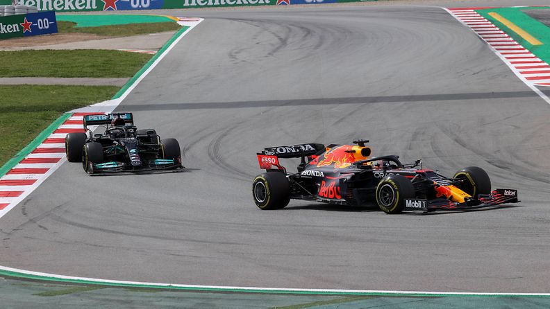 Lewis Hamilton seuraa Max Verstappenia Espanjan GP:ssä 2021