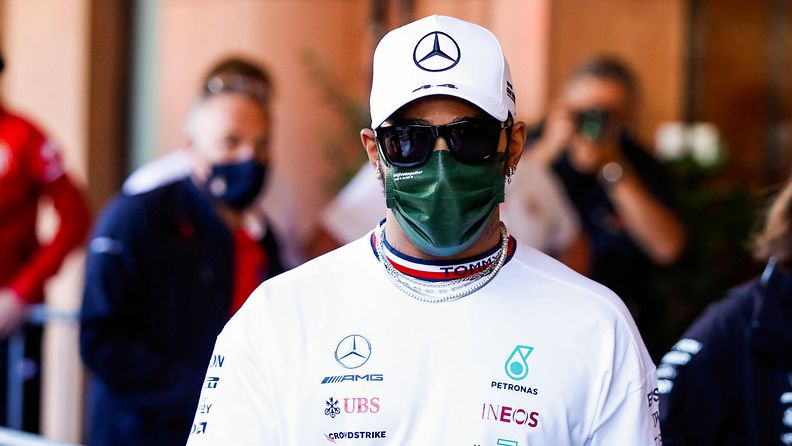 Lewis Hamilton kuvattuna Monacon GP:n varikolla 2021