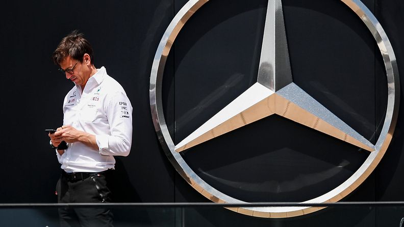 Toto Wolff kuvattuna Mercedes-logon edessä Espanjan GP:ssä 2021