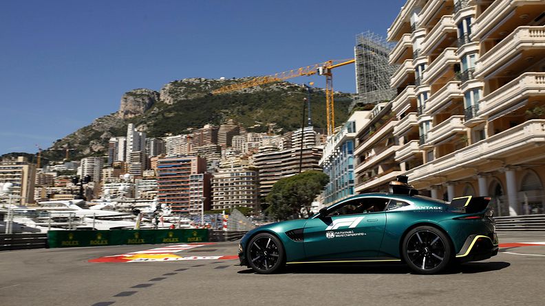 F1-turva-auto Aston Martin Vantage kuvattuna Monacossa 2021