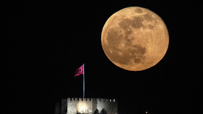 Superkuu nousemassa Ankaran linnan takaa Turkissa huhtikuussa.