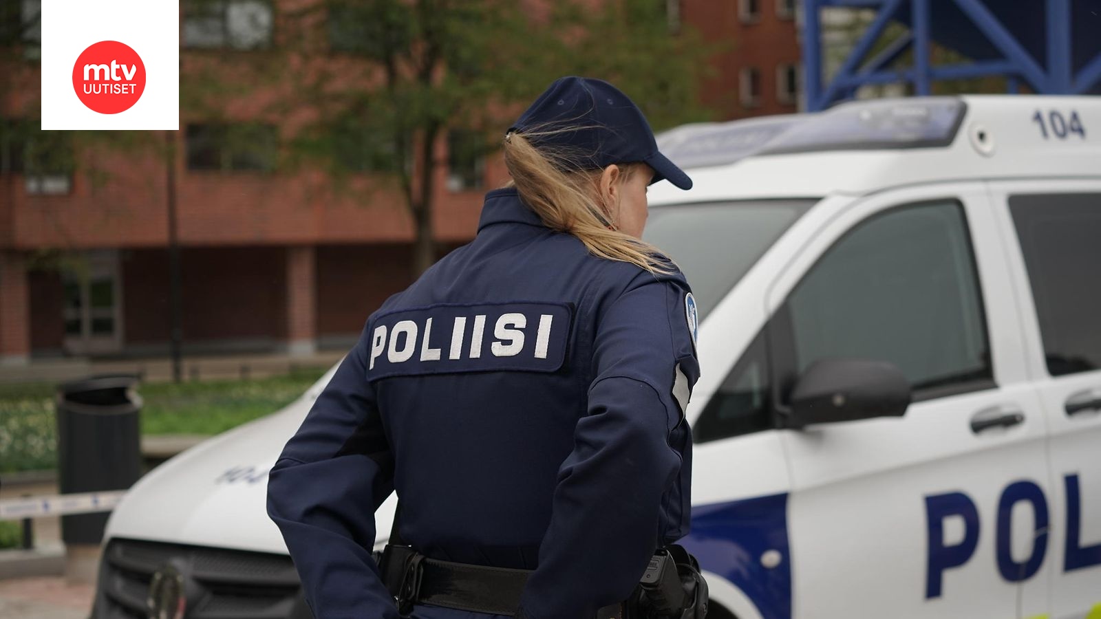 Nuoret Kivittivät Poliisiautoa Ja Veivät Poliisin Rekisterikilven ...