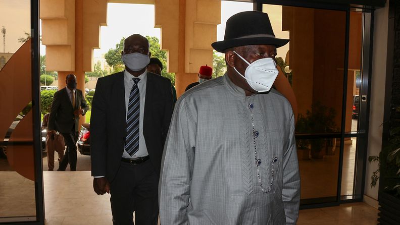 Malin vallasta syösty presidentti Bah Ndaw kävelee sisään hotelliin yhdessä pääministeri Moctar Ouanen kanssa.