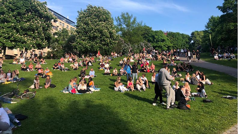 Ihmisiä viettämässä kesäpäivää ja koulujen päättäjäisiä Helsingissä Sinebrychoffin puistossa 5. kesäkuusta 2021. 