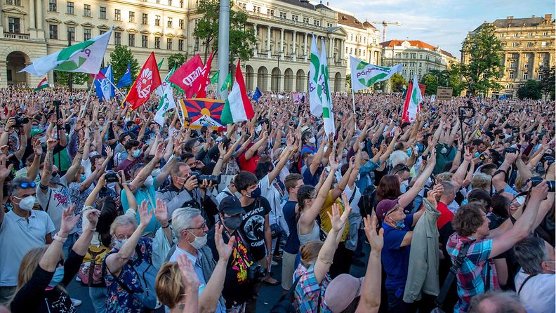 Unkarilaisia mielenosoittajia protestoimassa lipuin suunniteltua kiinalaisyliopistoa vastaan.