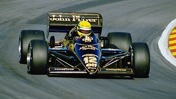 Ayrton Senna ajaa Lotusta Brands Hatchissa 1985