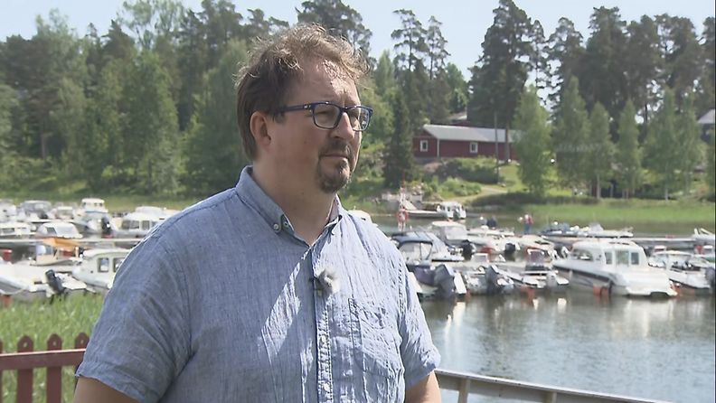THL:n johtaja Mika Salminen vastaa katsojien koronakysymyksiin kesäisen venesataman edustalla.