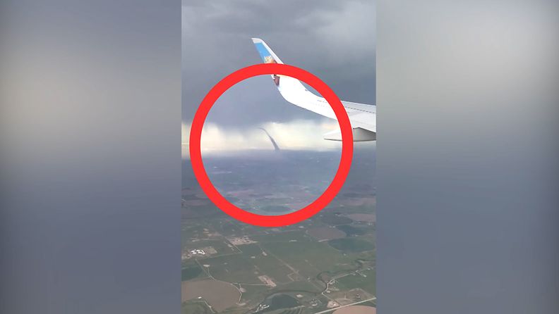 Lentomatkustajat pääsivät näkemään näyttävän tornadon yläilmoista