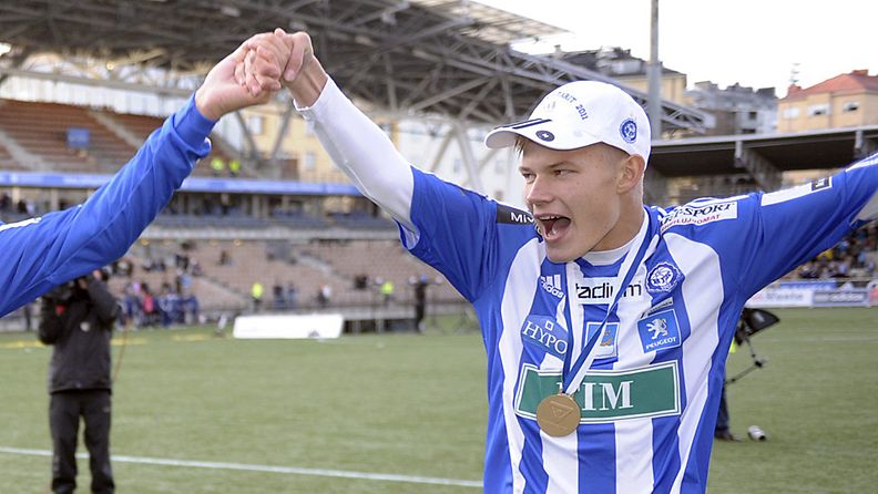 Joel Pohjanpalo juhli muun HJK-joukkueen kanssa Suomen mestaruutta.