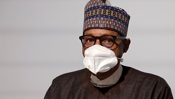 Muhammadu Buhari kasvoillaan valkoinen hengityssuoja.