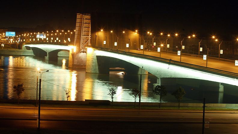 Pietarin Neva-joki ja laivaliikennettä ja Aleksandra Nevskogo-silta avattuna yöllä syyskuussa 2003