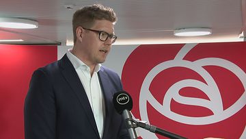 SDP:n eduskuntaryhmän puheenjohtaja Antti Lindtman MTV:n tulosillan haastattelussa SDP:n vaalivalvojaisissa.
