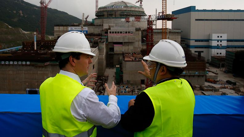Taishanin ydinvoimalan rakennustyö käynnissä. Kuvassa Brittien valtiovarainministeri George Osborne tutustuu työmaahan.