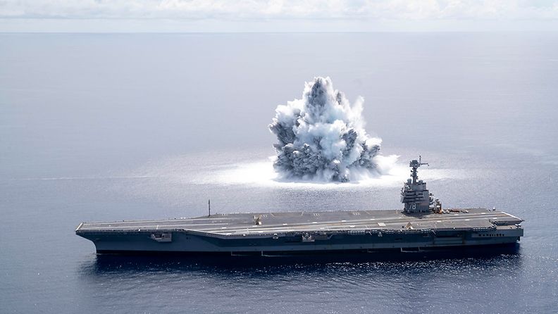 Yhdysvaltain laivasto räjäytti testissä 20 tonnia räjähteitä uusimman lentotukialuksensa vieressä – katso massiivisesta testistä kuvattu video