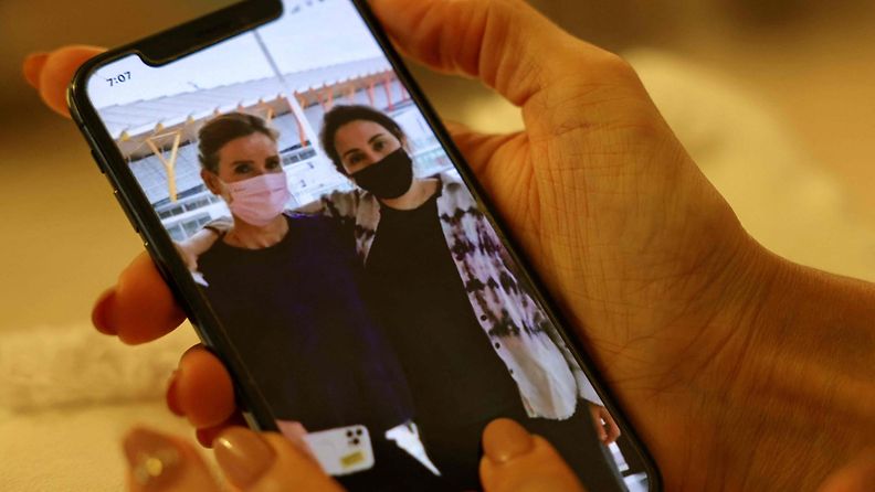 Arabiemiraateista paenneeksi Prinsessa Latifaksi oletettu henkilö (oik.) poseeraa toisen Sioned Taylorin kanssa kesäkuussa julkaistussa Instagram-kuvassa.