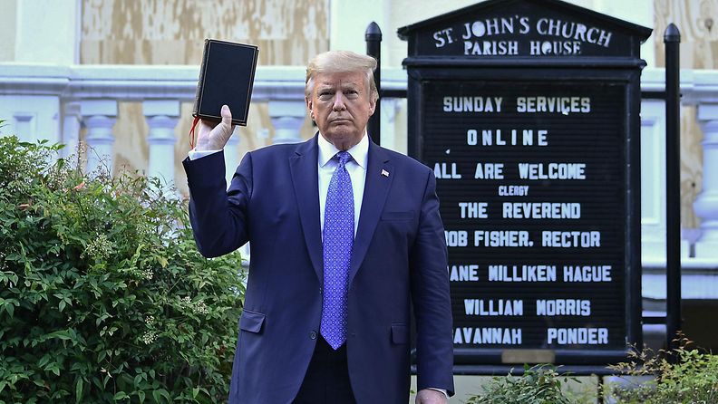 Silloinen Yhdysvaltain presidentti Donald Trump piteli raamattua ylhäällä oikeassa kädessään Lafayette Squarella kesäkuussa 2020.
