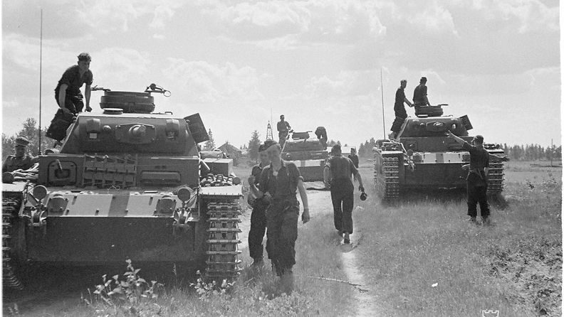 SA-Kuva Saksalaisia tankkeja Latvajärvellä 1941
