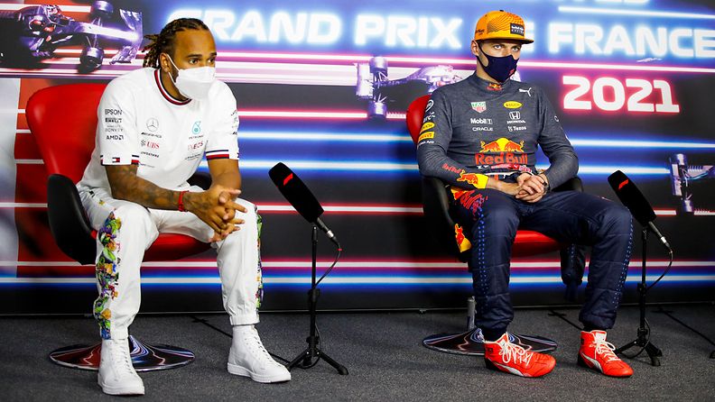 Lewis Hamilton ja Max Verstappen kuvattuna Ranskan GP:n lehdistötilaisuudessa 2021