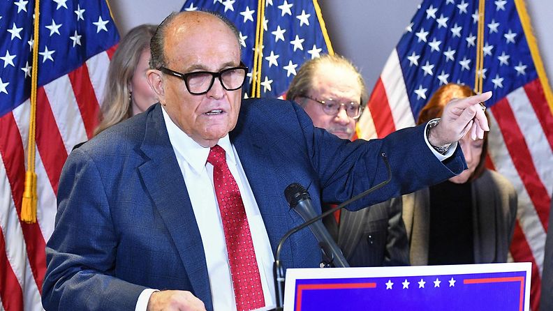 Rudy Giuliani lehdistötilaisuudessa.