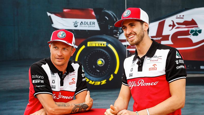 Alfa Romeon Kimi Räikkönen ja Antonio Giovinazzi poseeraavat Ranskan GP:n yhteydessä 2021