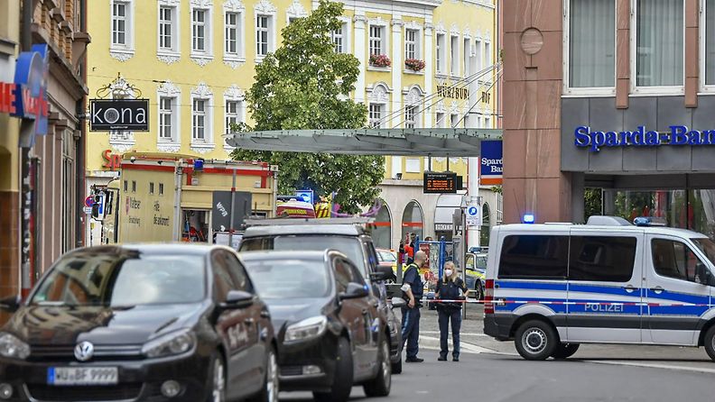 Hälytysajoneuvoja ja poliiseja Würzburgissa joukkopuukotuksen jälkeen.