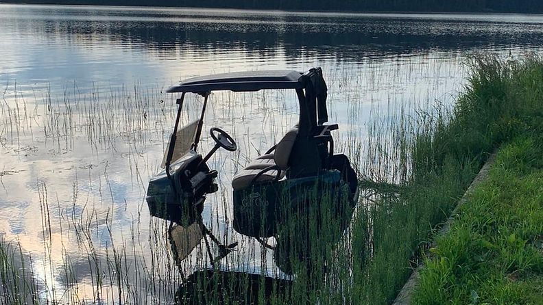 Nilsiäläisen Tahko Golf Clubin golfauto päätynyt viime yönä tuntemattomasta syystä Syväri-järveen. 1