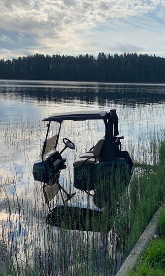 Nilsiäläisen Tahko Golf Clubin golfauto päätynyt viime yönä tuntemattomasta syystä Syväri-järveen. 1