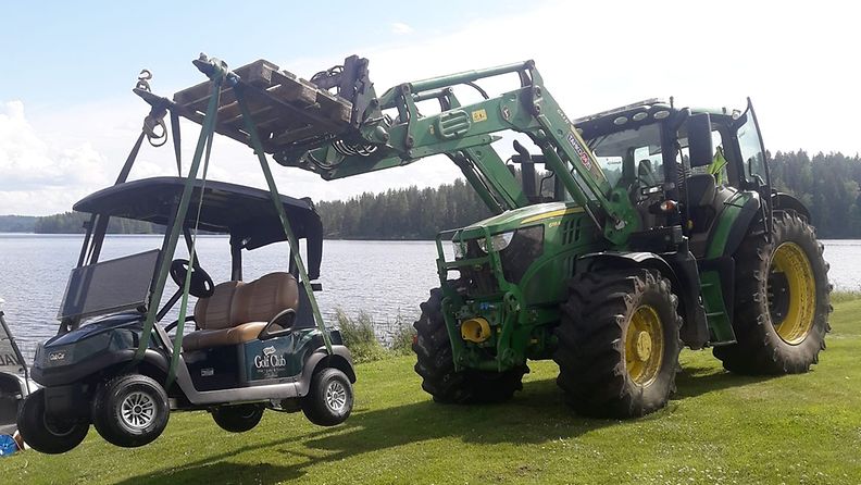 Nilsiäläisen Tahko Golf Clubin golfauto päätynyt viime yönä tuntemattomasta syystä Syväri-järveen. 2