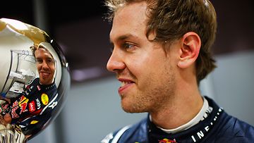Sebastian Vettel peilailee Intian GP:n voittopokaalista